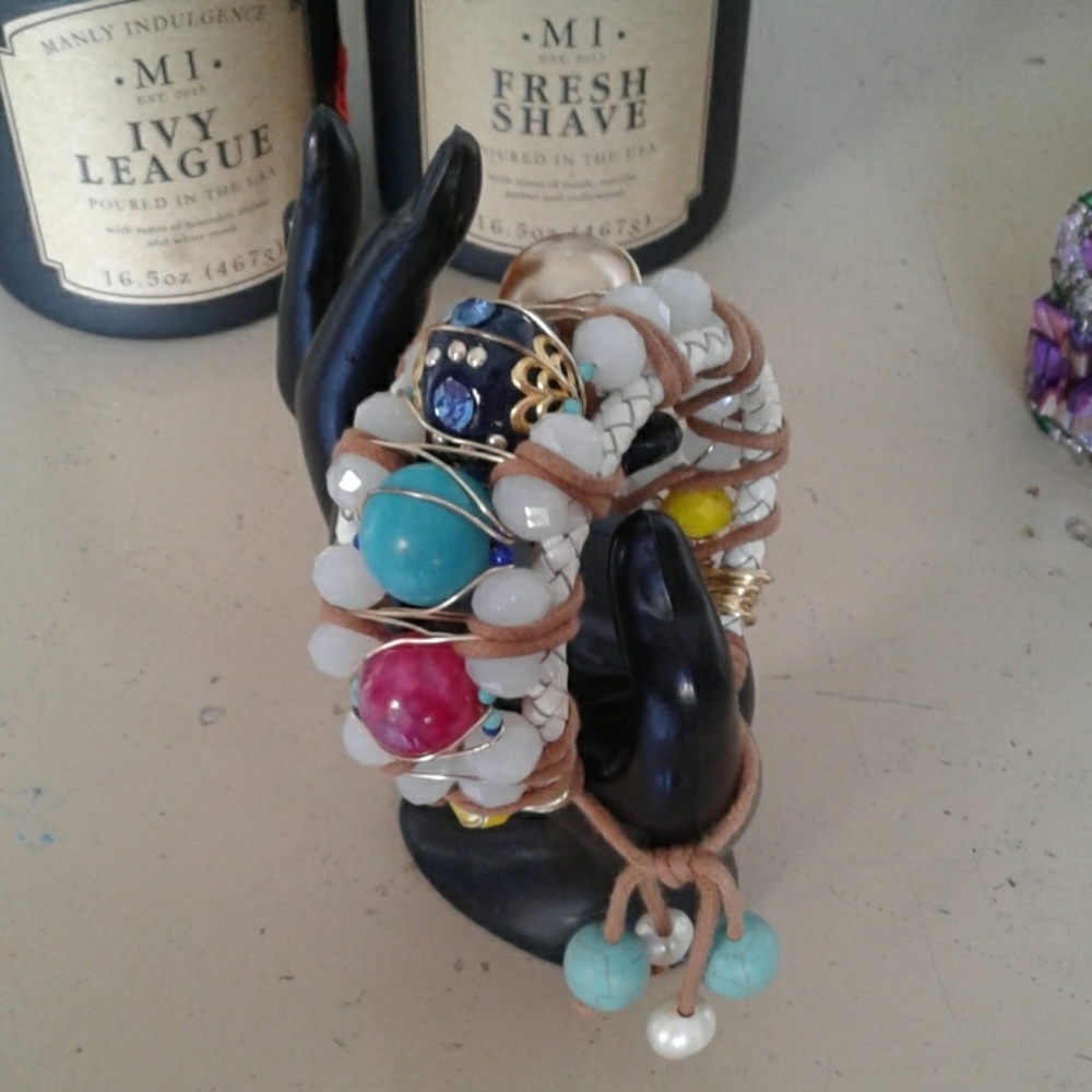 Pulsera cuero echa a mano.